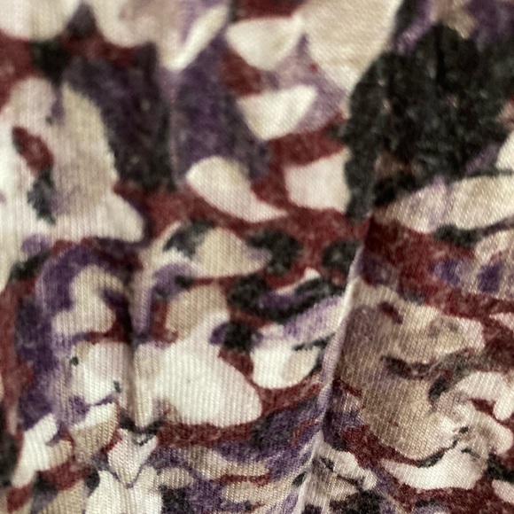 Purple floral tee by simply vera vera Wang, Size small, V-neck, lightweight tee - Picture 5 of 5